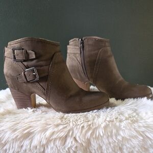 Crown Vintage Brown Ankle Booties with Buckles Size 8.5